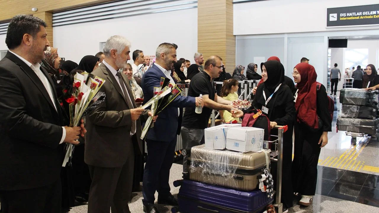 Tokat'ta umre dönüşü hafızlara güllerle karşılama